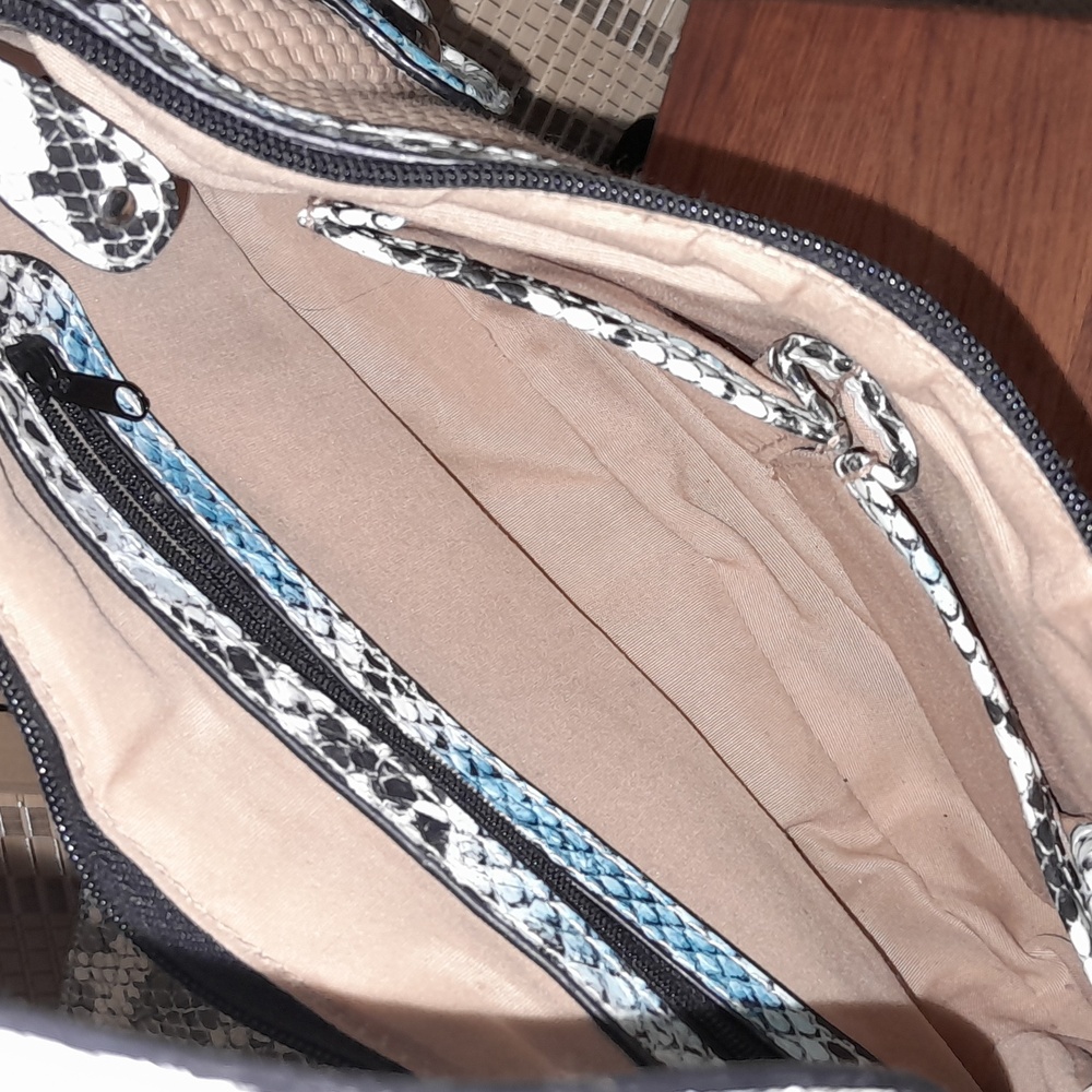 Linear LR Handbag - Picture 6 of 6